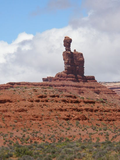 Sehenswerte Gesteinsformationen erzwingen ein ständiges Anhalten.