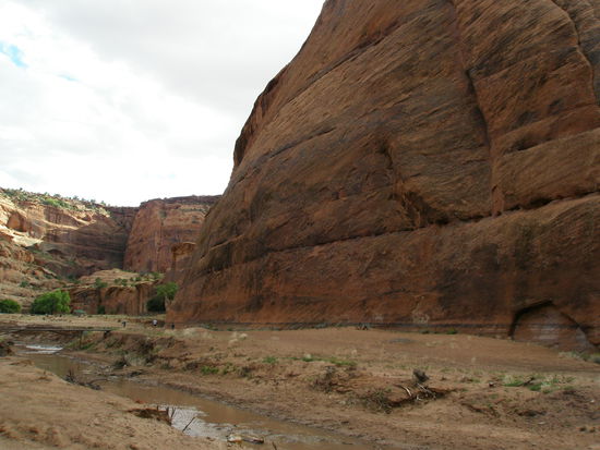Eine Wanderung am Fuß des Canyons in der Abendsonne.