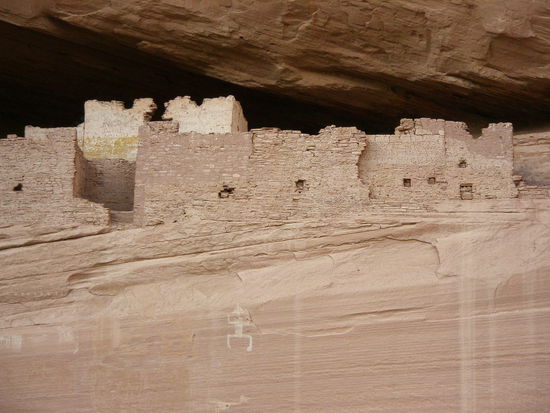 Ruinen alter Indianer-Höhlen.