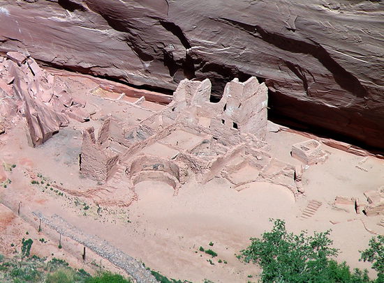 Deutlich erkennbar die Ruinen einer alten Siedlung.