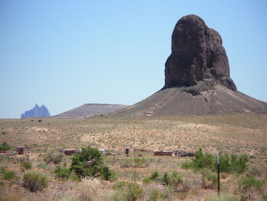 Kleine Indianer-Ansiedlungen am Highway 13.