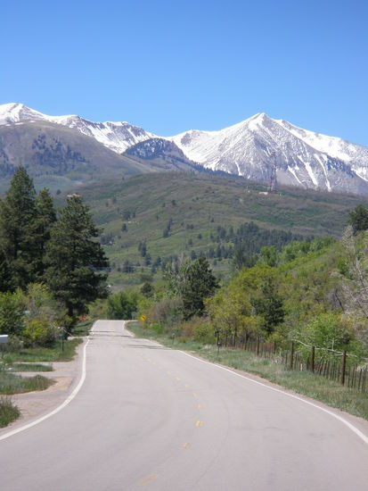 Die roten Steine werden durch die Gebirgsmotive der Rocky Mountains abgelöst.