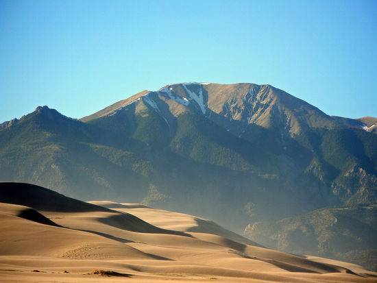 Die Great Sanddunes heben sich deutlich von den Rockys im Hintergrund ab. Die Dünen sind mehr als 200 m hoch.