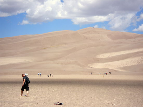 Wir sind nicht die einzigen Besucher. Viele Familien "toben" sich hier im Sand aus.
