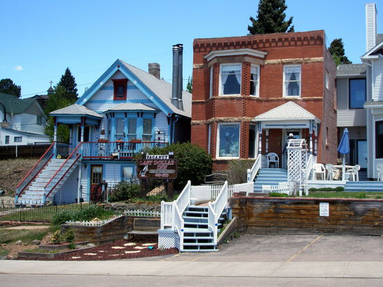 Gemütliche kleine Hotels laden zum Verbleiben ein.