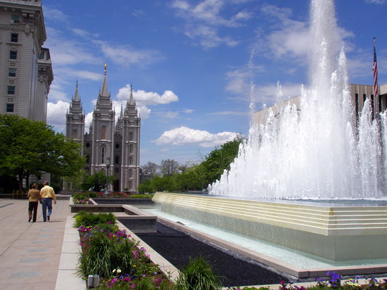 Die Anlagen um den Tempel sind prachtvoll gestaltet.