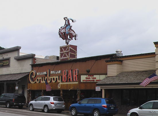 Jackson lebt vom Cowboy-Boom und hauptsächlich vom Durchgangsverkehr zum Grand Teton NP und zum Yellowstone NP.
Hier die One Million Dollar Bar.