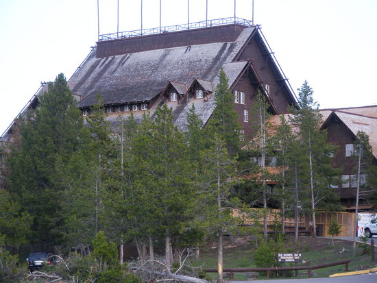Old Faithful Inn - unsere Unterkunft für 3 Nächte. Die größte Blockhütte der Welt.