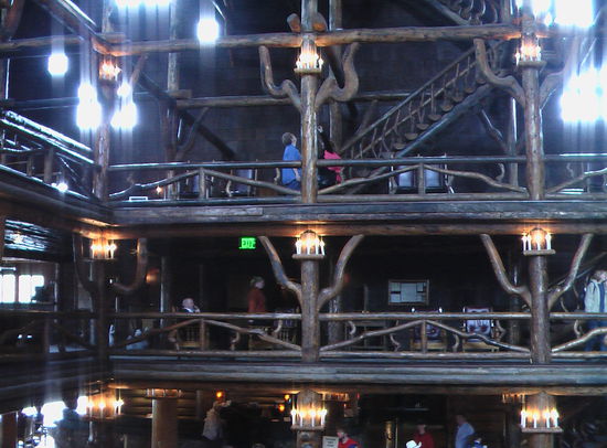 Old Faithful Inn - auch von innen äußerst imposant.