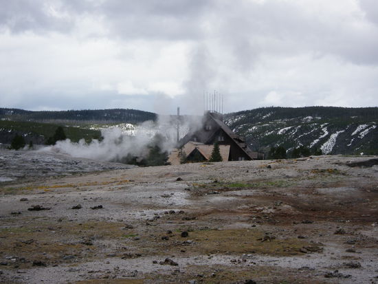Um das Hotel herum qualmt und dampft es aus zahlreichen Geysern und Pools.
