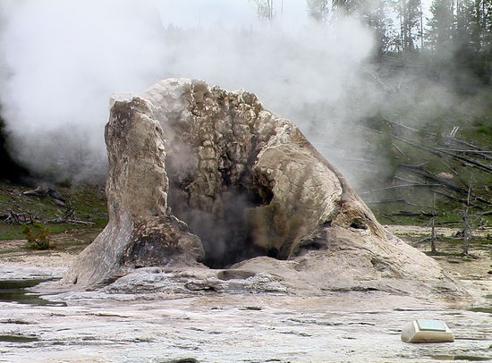 Qualmende bizarre Formen - teilweise brechen die hier verborgenen Geyser nur im Abstand von einigen Jahren aus, teilweise aber auch im Abstand von Minuten oder Stunden.