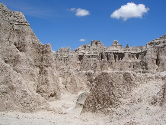 Graue schroffe Felsen so weit das Auge reicht.
