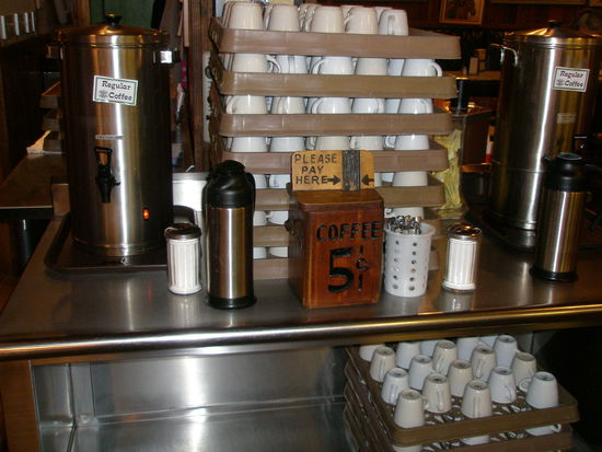  Der Kaffee kostet im Wall Drug tatsächlich 5 Cent pro Tasse - wie vor 70 Jahren.