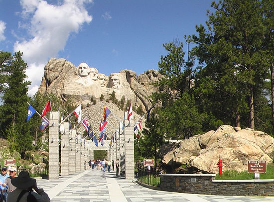 Zum Glück waren wir schon am frühen Morgen hier. Die großen Parkflächen und die Anzahl der Souvenir-Shops lassen erahnen, was sich im späteren Tagesverlauf hier abspielt.