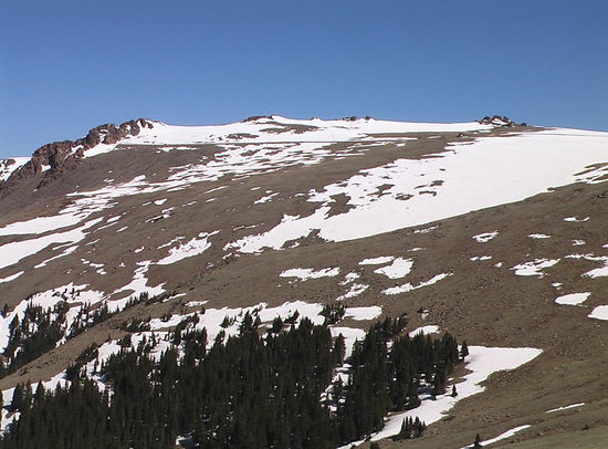 Die Passstrasse ist erst seit einigen Tagen schneefrei. Auf den Bergen liegen noch viele Schneereste.