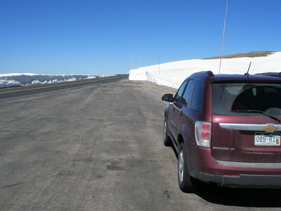 Entlang der Strasse türmen sich die Schnemassen teilweise noch meterhoch.