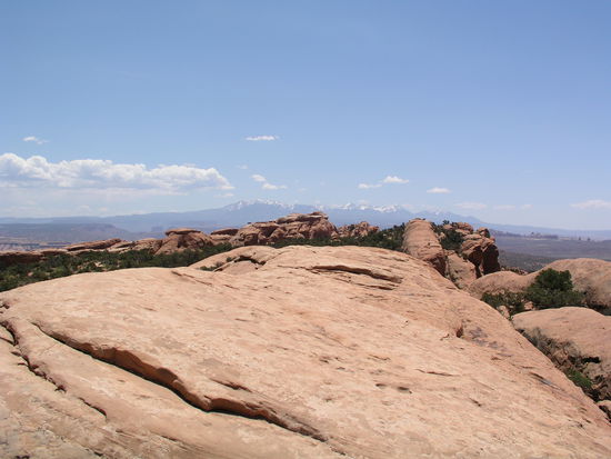 Für Schwindelfreie: über das Hochplateau zur Double-O-Arch.