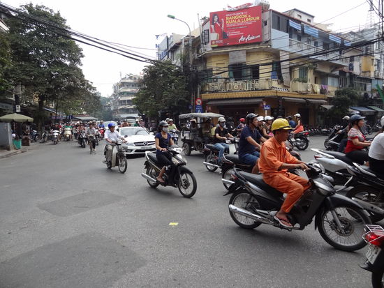In Vietnam haben wir 3 Sachen bezüglich dem Strassenverkehr gelernt.
1. Das wichtigste ist die Hupe
2. Wer bremst hat verloren
3. Man kann alles mit dem Roller transportieren (Waschmaschine, Kühlschrank, Schrank...)
