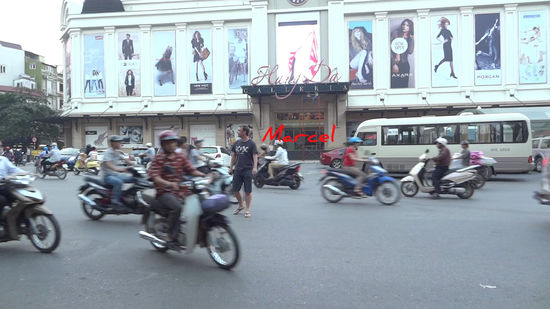 Es gibt nur eine Devise einfach langsam laufen... egal was auf dich zukommt... die weichen schon aus.