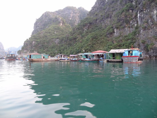 Ein weiteres Highlight was die Floating Village... Wir hatten eine  Bootsfahrt durch das Dorf. 
Es gibt sogar eine Schule da und die meisten Einwohner leben vom Fischen und den Sachen die Sie an den Touristen verkaufen.