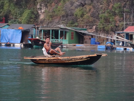 Unglaublich aber wahr: er rudert nur mit den Füssen... damit er in Ruhe eine Zigarette rauchen kann.