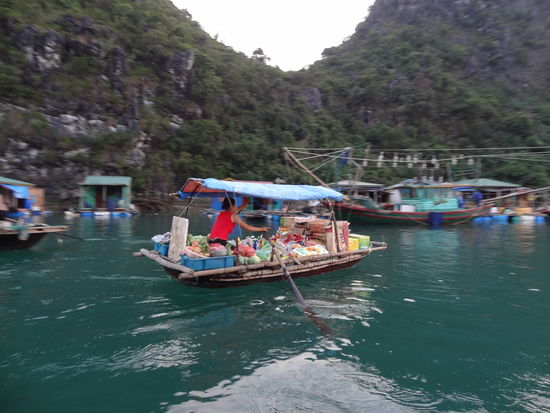 Da gibt es wirklich alles... einfach alles in Booten bis hin zum Gemüsehändler.