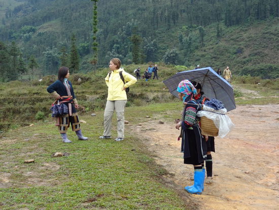 Links sieht man unsere Führerin, die Damen rechts haben uns bis zu ihrem Dorf (12 km Fussmarsch) begleitet um uns ihre Waren zu verkaufen 