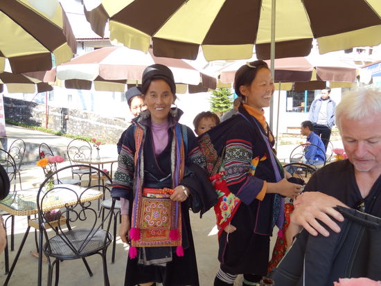 Wo man in Sapa auch hingeht man wird von den Damen mit ihren Handarbeiten verfolgt! 