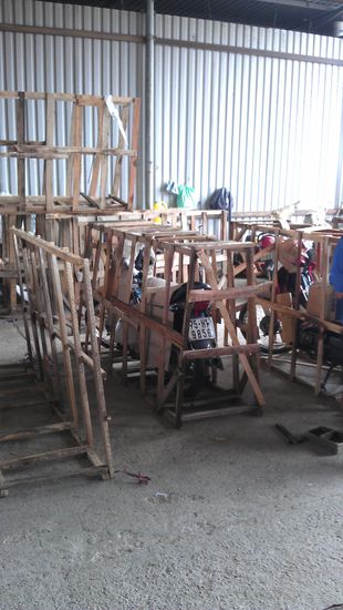 Das war ein Schauspiel... die bauen für jeden eigen Roller eine Holzrahmen für den Zugtransport,  aber alle von Hand nach Mass.