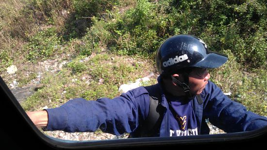 Es gibt auch noch eine 4. Klasse... es hat sogar Ventilator. Unglaublich... da hängen sich wirklich blinde Passagiere (zum Glück mit Helm ) an den Zug.