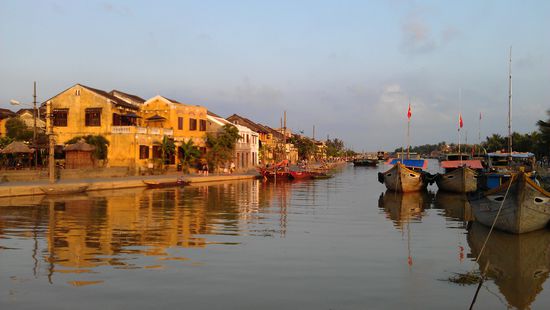 Hoi An ist wirklich sehr schön... leider hatten wir etwas Pech mit dem Wetter und es hat immer geregnet. Aber vor 2 Tagen war man hier noch hüfttief im Wasser... 
PS: Die Fahrt von Da Nang nach Hoi An hat gerade mal 10$ gekostet