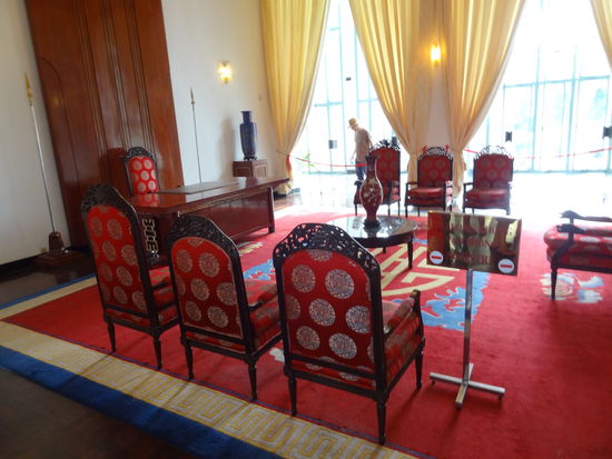 Jeder Raum hat eine andere Farbe im Gebäude. Das ist der Rote-Saal in dem der Präsident die Staats-Oberhäupter empfangen hat.  Rot soll die Power des Präsidenten unterstreichen.