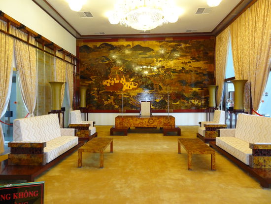 Das ist laut unserem Führer der schönste Raum, der Presenting room.