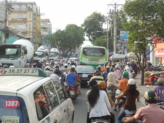 Der Verkehr in Ho Chi Min City ist der Hammer... da fährt einfach alles kreuz und quer.