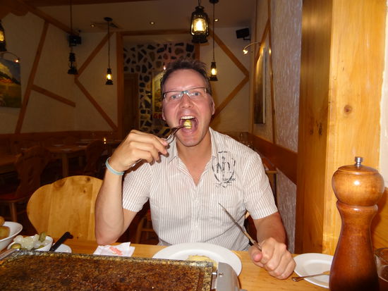 Am Abend haben wir uns wieder mal etwas Schweizerkost gegönnt und sind ein Raclette essen gegangen. Marcel war so glücklich .