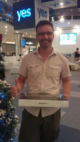 Yes !!! Marcel finally got his MacBook Air. Der Abend war somit gelaufen ..... Nerd time