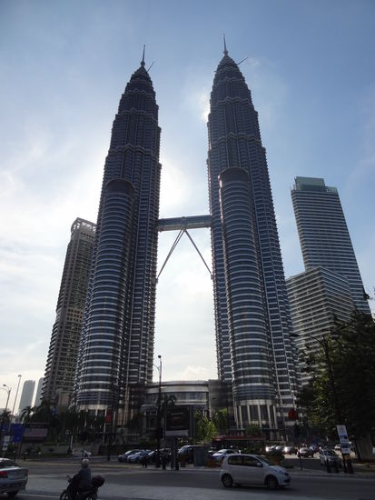 Am nächsten Morgen sind wir erst mal die Petronas Tower anschauen gegangen. Naja Marcel war noch etwas müde... warum wohl? Danach haben wir für ein Hop-Up-Tour entschieden. Leider gibt es im Bus nur sehr wenig Info wo man sich gerade befindet, die Lautsprecher haben mal funktioniert und mal nicht....