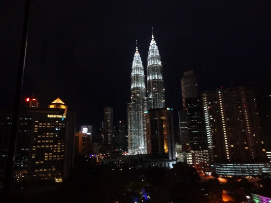 Der Blick aus dem Hotel-Zimmer war einfach der Hammer. Die Hotel in KL sind günstig und man kann für ein Schnäppchen in fünf Sterne Hotels übernachten. Aber man sollte nicht zu lange warten mit buchen und speziell am Wochenende ziehen die Preise an.