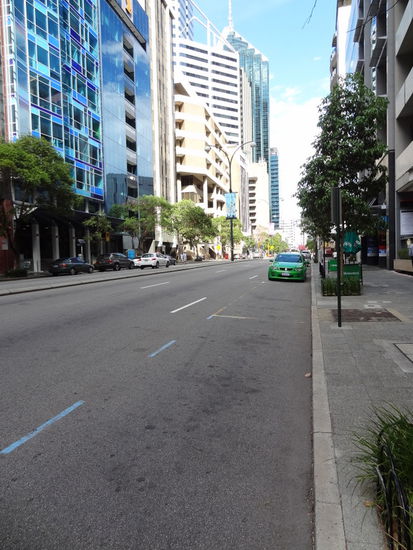 Aber am Sonntag ist die Stadt wie tot... das ist ein Bild im Zentrum. Man kann es mit der Bahnhofstrasse in Zürich vergleichen, nur ohne Leute!
Wie man in unserem ersten Bericht von Australien sicher merkt sind wir uns erst wieder am eingewöhnen und noch sehr "asiatisch" eingestellt (viele Menschen, Hupen, Autos etc.). Noch so ein Schock waren die Portionen beim Essen für uns, hier bekommt man überall das doppelte auf den Teller 
Aber das wird schon, wir freuen uns auf den Rest von Australien