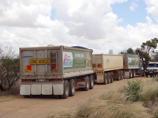 auf dem Bild sieht es aus als wären es drei LKW- es ist aber nur einer mit zwei Anhängern