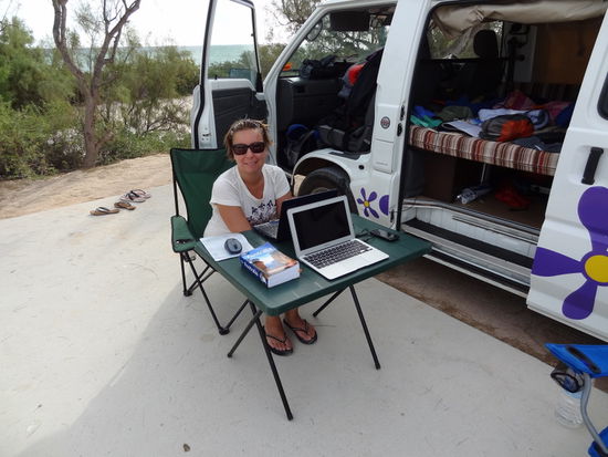 So "Nerd City" ist aufgebaut und wir können Mails und Reisebericht schreiben.