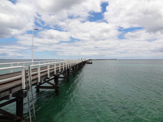 Busselton Jetty - mit 1834 m geht der Steg ins Wasser - amazing, leider war das Wetter nicht so toll!