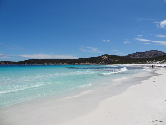 Am Nachmittag sind wir an den Strand gegangen und haben das wunderschöne Meer genossen. Schade ist das man auf die Straende auch mit dem Auto fahren darf....das macht den Natureffekt ein bisschen zunichte 