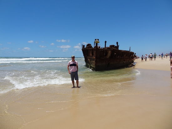 Das Boot, ein ehemaliges Kreuzfahrtschiff wurde in den 30er Jahren an den Strand angespült.  Es sollte eh zum verschrotten nach Japan aber in einem Sturm ist die Leine gerissen .
