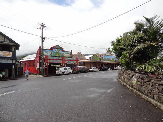 man beachte den schicken weissen Bus (Hippie Camper) in der Mitte des Bildes -  unser Camper ist in seiner Heimat angekommen