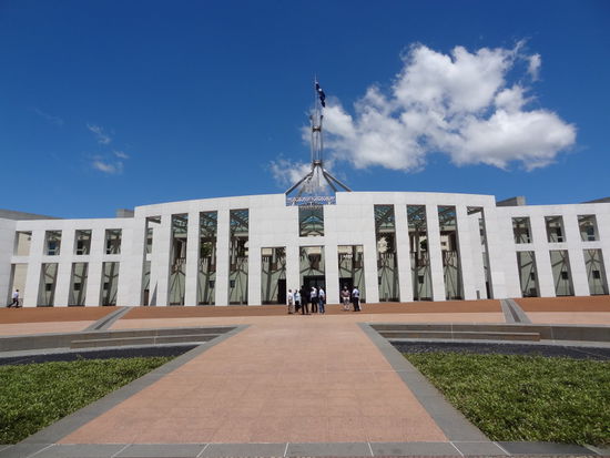 und natürlich das neue Parlament. Auch hier konnten wir rein, und Marcel wurde gleich auf Sprengstoff untersucht 