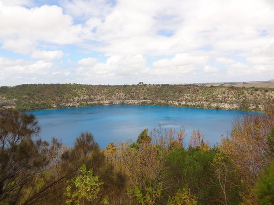 Blue lake Mount Gambier
Leider sieht man es auf dem Bild nicht so deutlich, aber der See hat in den Sommermonaten eine ganz unnatürliche blaue Farbe die durch die Algen kommt.
