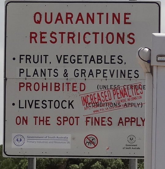 An der Grenze zwischen 
Victoria und South Australia ...........wir haben unsere Tomaten trotzdem durchgeschmuggelt 