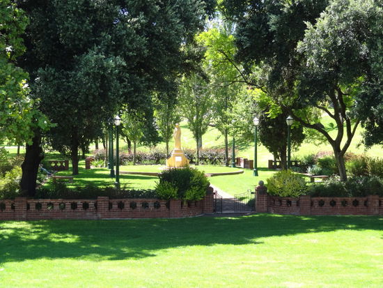 in der ganzen Stadt gibt es Parkanlagen