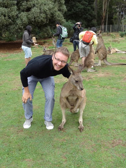 Endlich konnten wir eine Känguru anfassen und streicheln. Aber etwas Respekt hatten wir trotzdem... denn die haben noch grosse Krallen.